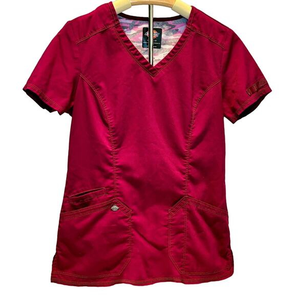 Women's Dickies Scrubs Top Short Sleeved V-Neck Magenta Pockets Size XS - Picture 1 of 3